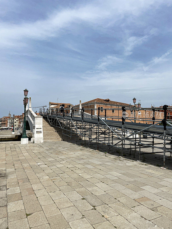 通往Ponte San Biasio delle Catene跨运河的轮椅无障碍坡道图像，分段拱形砌体人行桥，威尼斯泻湖海滨，意大利威尼斯